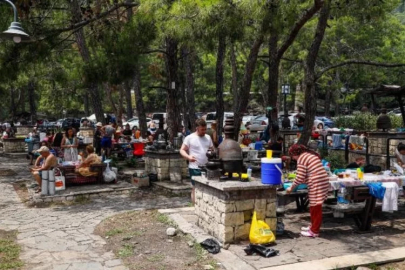 Antalya'da sahiller ve mesire alanlarında bayram yoğunluğu