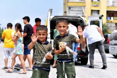 Çocuklar, yaz sıcaklarında limonlu dondurmayla serinleyecek