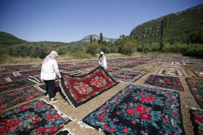 Antalya'daki kavurucu sıcak, tarlalara serilen halıların daha fazla pastelleşmesini sağlayacak