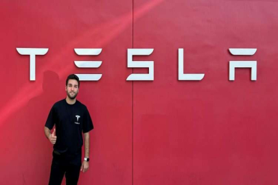 Hayalleri gerçek oldu, Tesla’da işe girdi