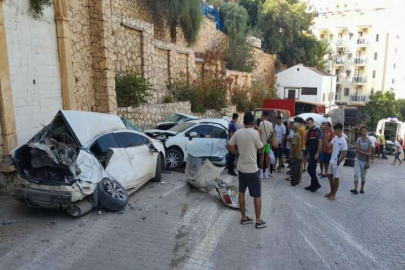 Antalya'da 11 araca çarparak devrilen beton mikserinin şoförü yaralandı