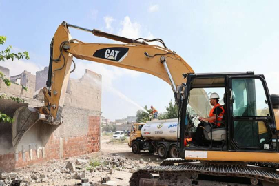 Başkan Kocaispir operatör koltuğuna oturup bina yıktı