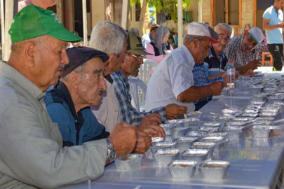 Karaisalı Belediyesi Muharrem Ayı Dolayısıyla Aşure Dağıttı