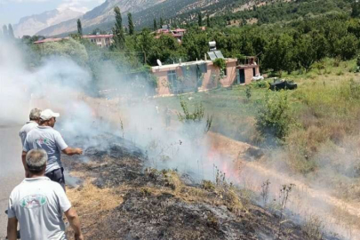 Yol kenarında çıkan yangını belediye ekipleri söndürdü