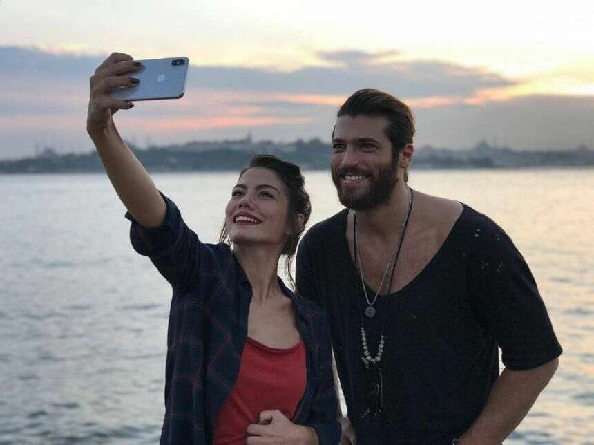 Can-Yaman-Demet-Ozdemir-Selfie