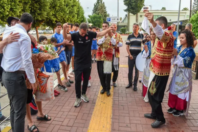 Cimnastik Milli Takımı, Adana Çiftetellisi ile karşılandı