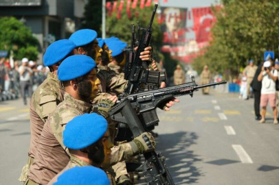 Komandoların tüfekli gösterileri izleyenleri mest etti