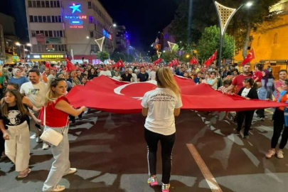 Isparta'da 30 Ağustos Zafer Bayramı'nda fener alayı düzenledi