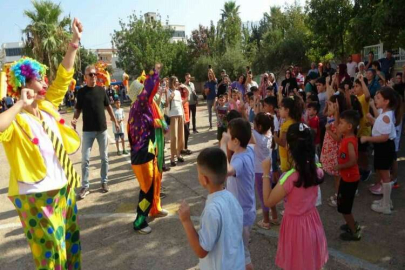 Birinci sınıf öğrencilerine okulda coşkulu karşılama