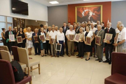 Mersin'de deneyimli avukatlara plaket verildi