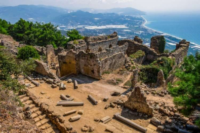 Geçmişi binlerce yıla dayanan Myra Antik Kentinde kazılar tapulu arazilere takıldı