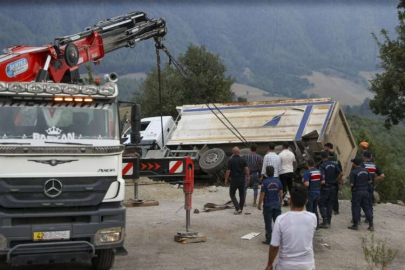 Kahramanmaraş'ta freni boşalan kamyon cenaze için toplanan kişilerin arasına daldı