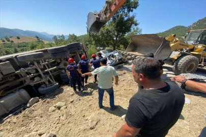 GÜNCELLEME - Kahramanmaraş'ta freni boşalan kamyon cenaze için toplanan kişilerin arasına daldı