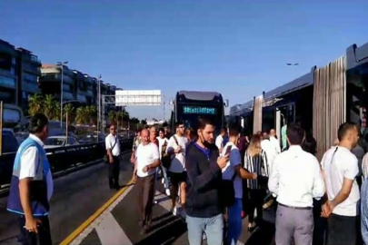 İstanbul’da metrobüs arıza yaptı, yolcular yürümek zorunda kaldı