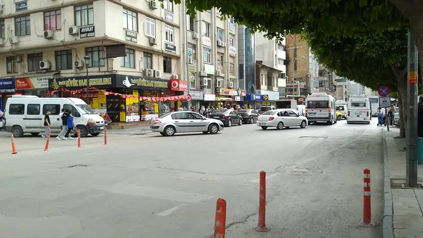 Eski Adana Adliyesi önü çift yönlü trafiğe açıldı