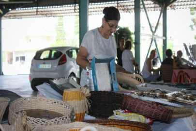 Depremden etkilenen Hatay'da kadınlar yeniden pazardaki tezgahlarının başına geçti