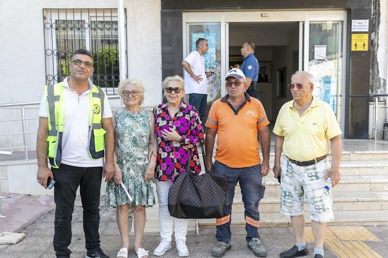 Yolda bulduğu cüzdanı sahibine teslim etti