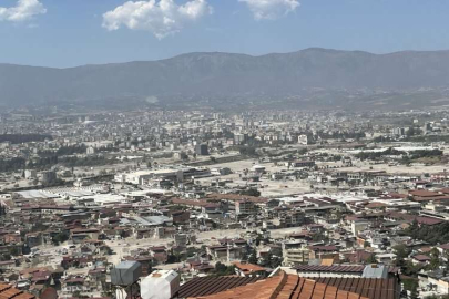 Hatay'da ağır hasarlı binaların kontrollü yıkımı devam ediyor