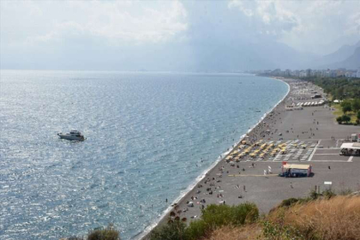 Antalya sahillerinde tatil hareketliliği sürüyor