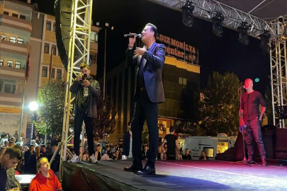 KARABÜK - Hakan Peker Karabük'te konser verdi