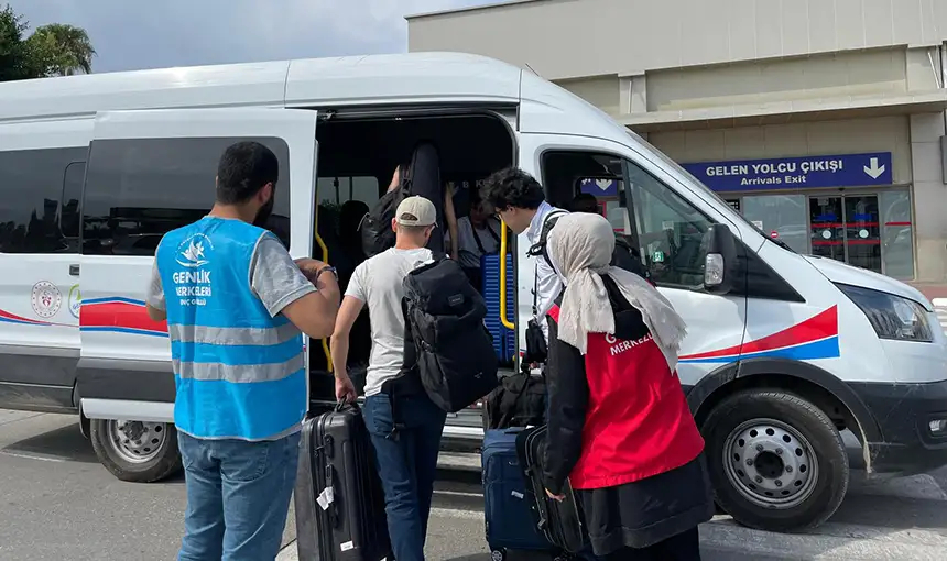 Adana’ya gelir gelmez Adana Gençlik Merkezi ile tanıştılar 2