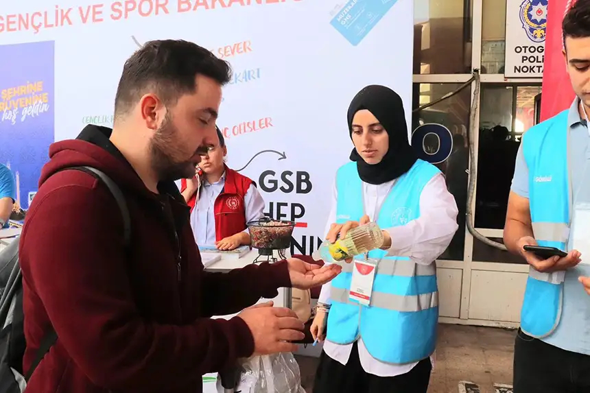 Adana’ya gelir gelmez Adana Gençlik Merkezi ile tanıştılar