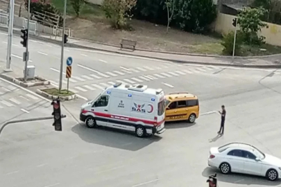 Ambulans ile ticari taksi çarpıştı