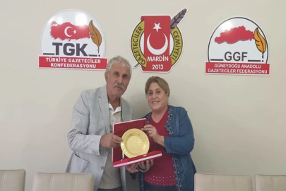 MOKİD Başkanından Gazeteci Çelik’e plaket