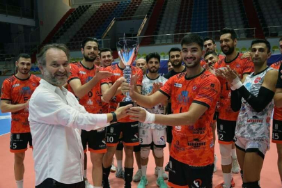 Alanya Belediyespor, 9. TSYD İzmir Voleybol Turnuvası'nda şampiyon oldu