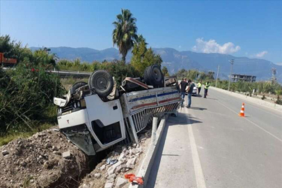 Finike'de kamyonetin sürücüsü yaralandı