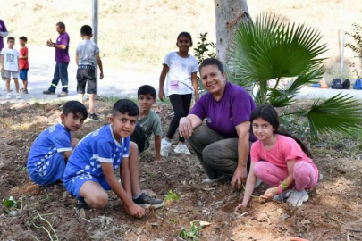 Mersin’de toprakla haşır neşir olan çocuklar, ürün ekmenin tadını doyasıya çıkardı