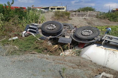 Hatay'da şarampole devrilen beton mikserinin sürücüsü öldü