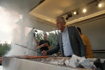 Karalar, Adana Lezzet Festivali'nde üniversite kazanan öğrencilere kebap pişirdi