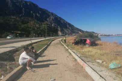 Kaza yapan genç çift sarılarak birbirini teselli etti