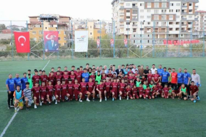 Enkaz kentte, genç futbolcular aylar sonra top başı yaptı