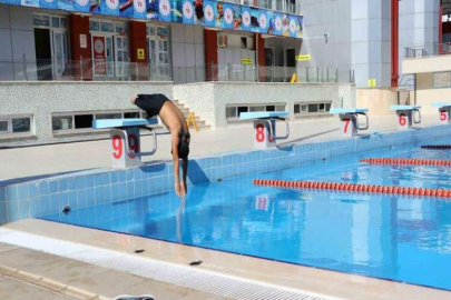 Önce tekerlekli sandalyeden kurtuldu, şimdi yüzerek hayata tutundu