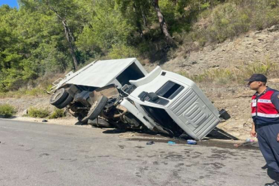 Antalya'da devrilen çöp kamyonundaki 1 işçi öldü, 2 kişi yaralandı