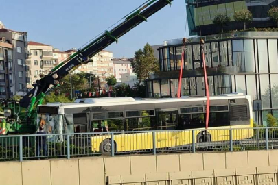 Bahçelievler’de İETT şoförünün çarpıp yola devirdiği direk kaldırıldı, trafik normale döndü