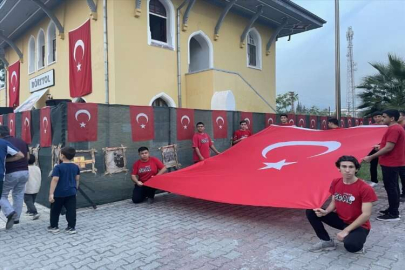 Hatay'da süslenen tren, Kurtuluş Savaşı'nda ilk kurşunun atıldığı Dörtyol'a öğrenci taşıdı