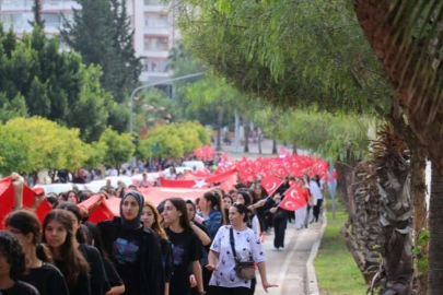 Adana'da öğrenciler Cumhuriyet'in 100. yılını 100 metrelik bayrakla kutladı