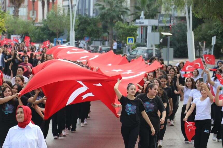 Adana Kız Lisesi BAYRAK TAŞIMA