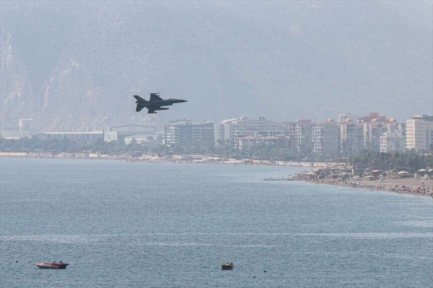 Antalya'da Cumhuriyet'in 100. yılı kutlamaları kapsamında 2 F-16 prova uçuşu yaptı-1