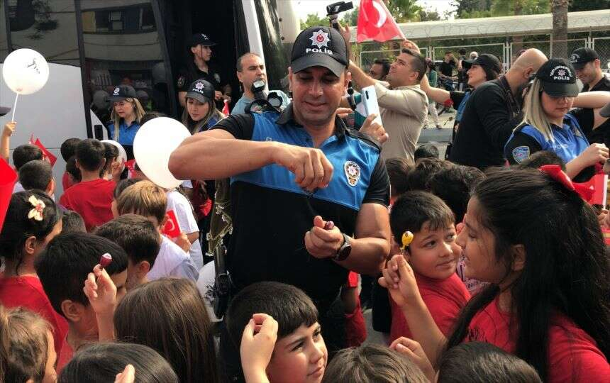 Adana'da polis Cumhuriyet'in 100. yılı kapsamında kortej düzenledi-1