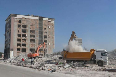 Hatay'da ağır hasarlı binaların kontrollü yıkımı sürdü