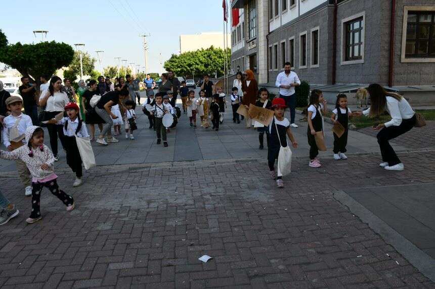 Minikler, ellerinde gazetelerle Cumhuriyet’in ilanını duyurdu