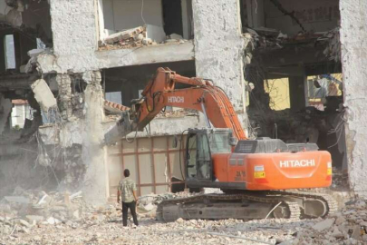 Hatay'da ağır hasarlı binaların kontrollü yıkımı sürüyor