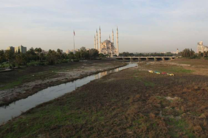 Seyhan Nehri çekilince kirlilik gün yüzüne çıktı