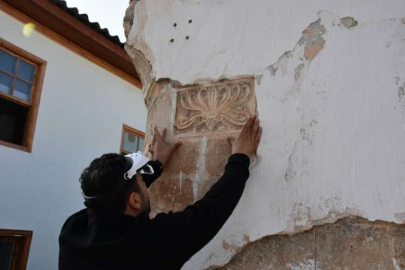 Antalya'da sıvası dökülen yapıda Selçuklu dönemine ait olduğu değerlendirilen figürler ortaya çıktı