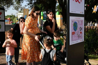 Depremzede çocukların Cumhuriyet'in 100. yılı dolayısıyla yaptığı resimler Antalya'da sergileniyor