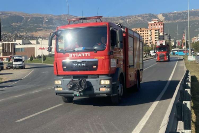 Kahramanmaraş'ta tekstil fabrikasının deposunda çıkan yangına müdahale ediliyor